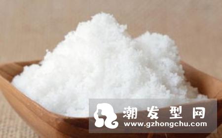 盐水洗头能治脱发吗 有什么好处