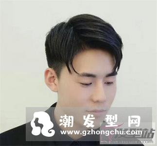 男生两边剃掉中间留长 铲青头发型最显男生帅气阳光