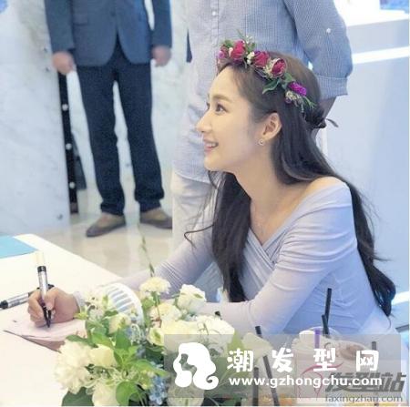 长卷发怎么打理显年轻？避开5个致命错误绝对好看！
