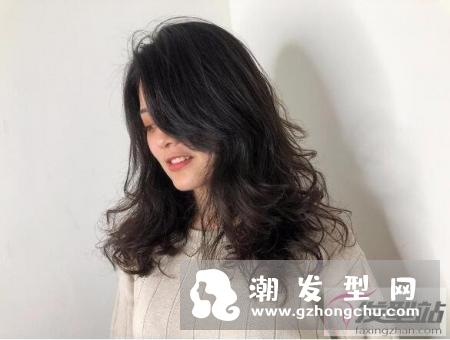 2019年可卡卷发型很流行 无论是长短发都能给你浪漫慵懒感