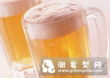 用啤酒洗头的好处有哪些 用啤酒洗头的正确方法步骤详解