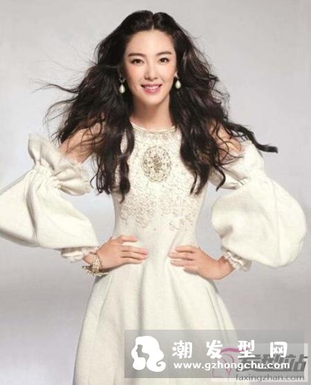 烫黑色大波浪卷发好看吗 不用染发也能散发女人味
