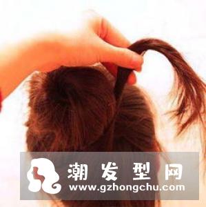 丸子头怎么扎出蓬松感 中长发怎么扎图解