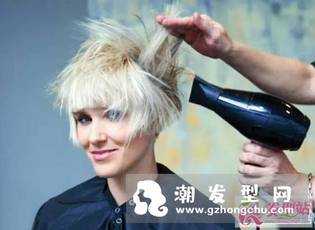 头发经常油腻怎么办 头发油腻的解决方法