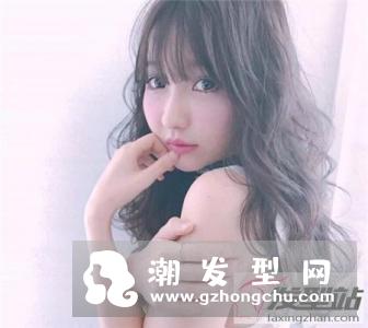 女生卷什么发型显性感 空气感烫卷诠释你的性感魅力