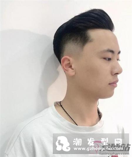 两边推掉中间厚发型 帅哥发型赶紧安排剪吧