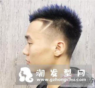 男生两边剃掉中间留长 铲青头发型最显男生帅气阳光