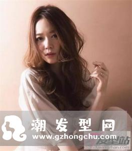 卷发流行“睡不醒风”　慵懒随性显大气