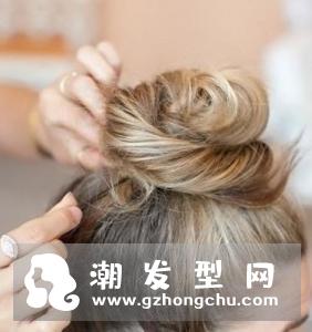 丸子头怎么扎出蓬松感 中长发怎么扎图解