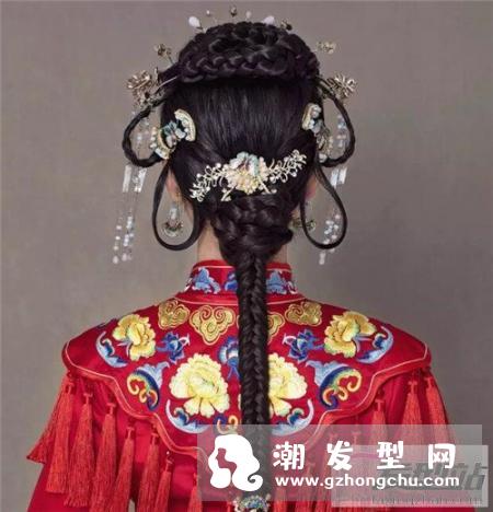 古风中式新娘发型 典雅秀禾新娘妆发图片