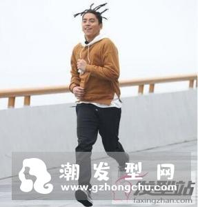 男生短发小脏辫真酷 走哪都是大家关注焦点