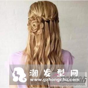 卷发怎么扎简单好看 瀑布辫编发自然又迷人