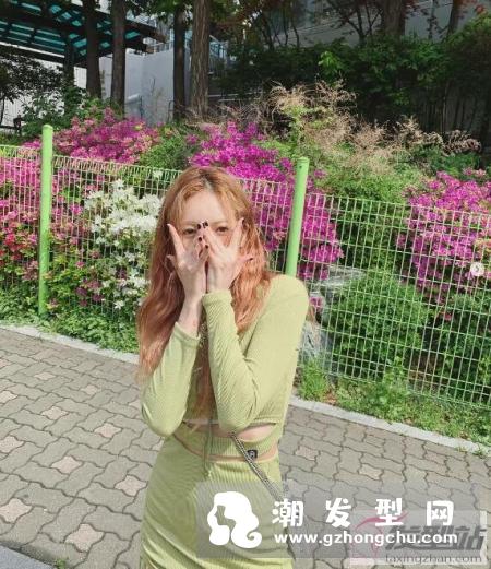 女生今年流行长卷发发型 超简单氧气瀑布卷小仙女必备