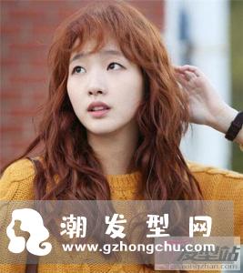 长发绵羊卷时尚来袭 尽显女人味气质十足女生卷发