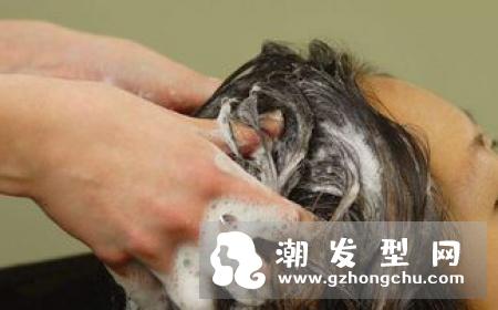 头发出油异味怎么办？正确洗头顺序方法