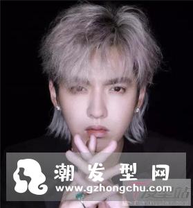 男生两边剃掉中间留长 铲青头发型最显男生帅气阳光