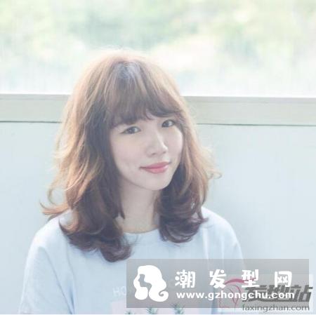 中长头发烫什么卷好看 空气云朵烫让你拥有自然电棒卷度！