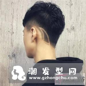 男生两边剃掉中间留长 铲青头发型最显男生帅气阳光