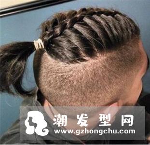 男生小辫子发型后脑勺 引人注意显帅气俏皮魅力