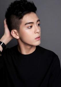 Justin朱正廷最新潮流短发 00后小鲜肉引领时尚新潮流