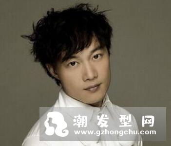 男生颧骨突出适合什么发型 帅气发型不仅时尚还修颜