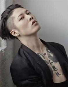 亚洲男生经典发型 两侧削短渐层undercut