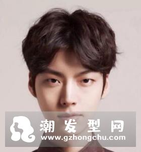 最新潮流男士发型 两边剃掉中间留长很时髦