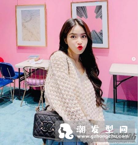 女生今年流行长卷发发型 超简单氧气瀑布卷小仙女必备