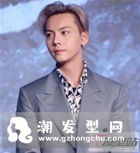 男生两边剃掉中间留长 铲青头发型最显男生帅气阳光