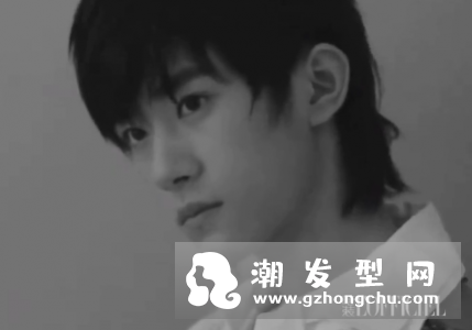 易烊千玺长发发型叫什么 同款中长发发型图片