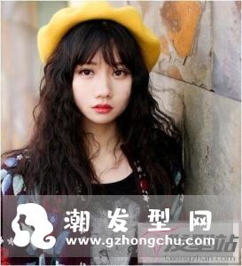 高额头学生党发型女生 中长卷发配刘海摆脱高额头烦恼