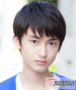 初中男生流行什么发型 简约帅气成受欢迎学长