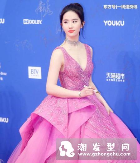 迪丽热巴亮相时装周看秀发型是什么 同款公主头龙须刘海怎么弄