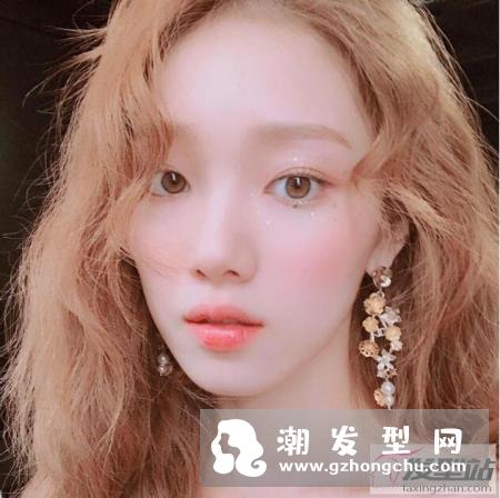 大波浪卷发已经过气，女星模特都爱上减龄又易打理的微卷发型！