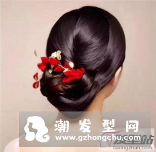 经典新娘敬酒礼服发型 盘发造型端庄显大气