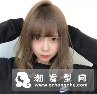 日常好看又显瘦的发型 甜美中长直发梨花卷是首先