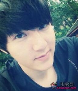 男生短发小脏辫真酷 走哪都是大家关注焦点
