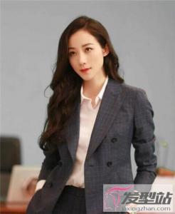 女生穿西装配什么发型 职场中西装这样搭发型超显气质
