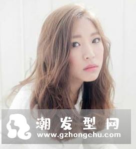 烫中长发梨花头好看吗 轻盈优雅塑造精致小脸