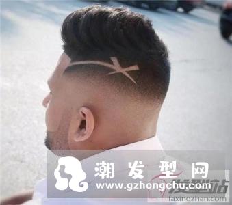 男生渐层侧削线条雕刻发型 两边剃剪出酷炫时尚
