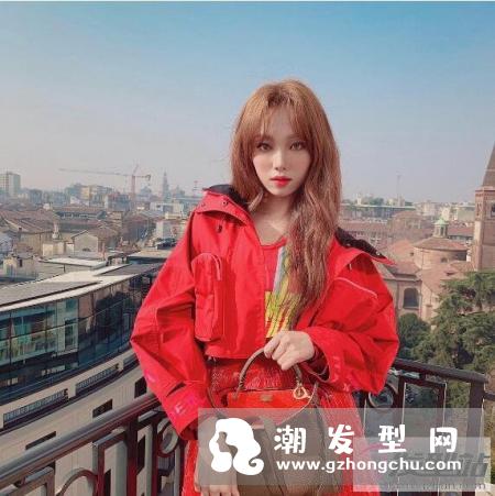 女生今年流行长卷发发型 超简单氧气瀑布卷小仙女必备