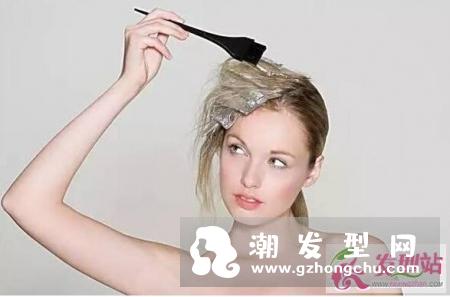 头发经常油腻怎么办 头发油腻的解决方法