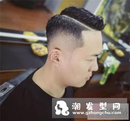 两边推掉中间厚发型 帅哥发型赶紧安排剪吧