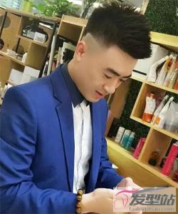 男生两边剃掉中间留长 铲青头发型最显男生帅气阳光