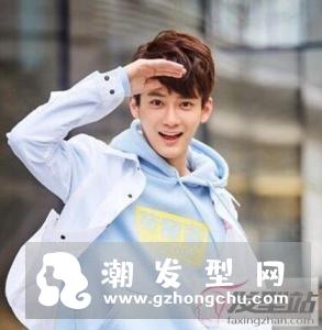 矮个子男生适合的发型 蓬松修颜提升魅力重塑自信