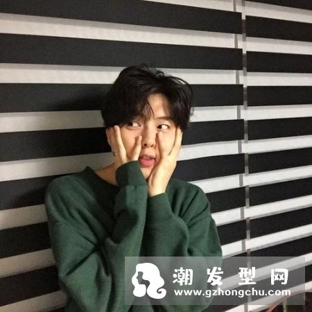 奶奶灰头发适合什么肤色 配什么衣服好看
