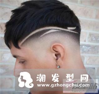 男生渐层侧削线条雕刻发型 两边剃剪出酷炫时尚