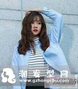 高额头学生党发型女生 中长卷发配刘海摆脱高额头烦恼
