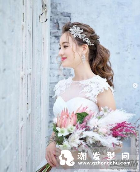 超漂亮姐妹伴娘发型 简约优雅很适合出席婚礼