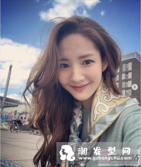 长卷发怎么打理显年轻？避开5个致命错误绝对好看！